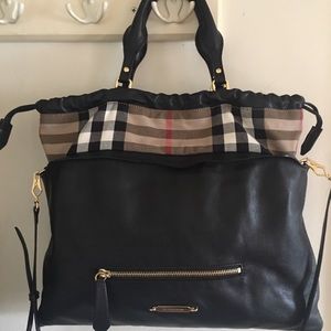 Women’s Burberry Purse excellent used condition.